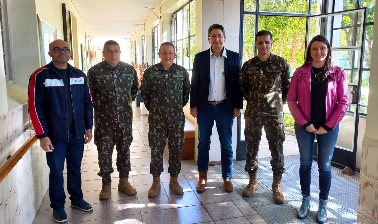 Generais do Exercito Brasileiro visitam comunidade Pe. Caetano Pagliuca