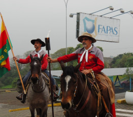 Faculdade Palotina recebe centelha da chama crioula na abertura da Semana Farroupilha