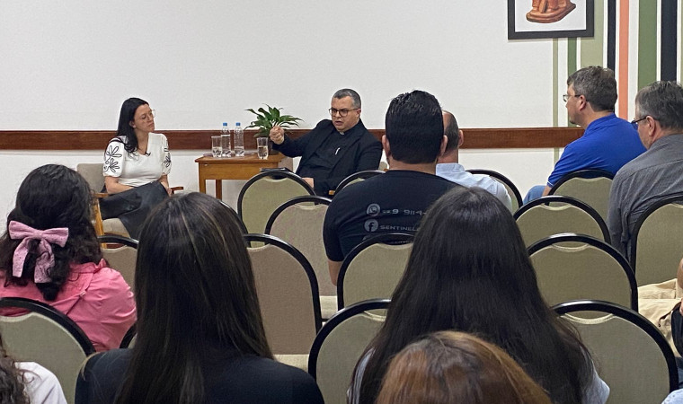 Evento na Fapas reúne comunidade para refletir sobre a escolha de um papa